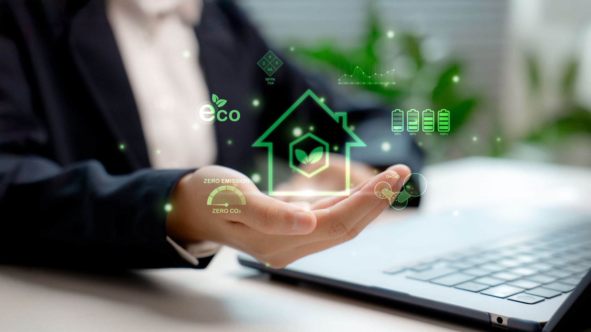 Um empresário está segurando um ícone de casa ecológica virtual com energia limpa, emissão zero, energia renovável e vida sustentável e ecológica.