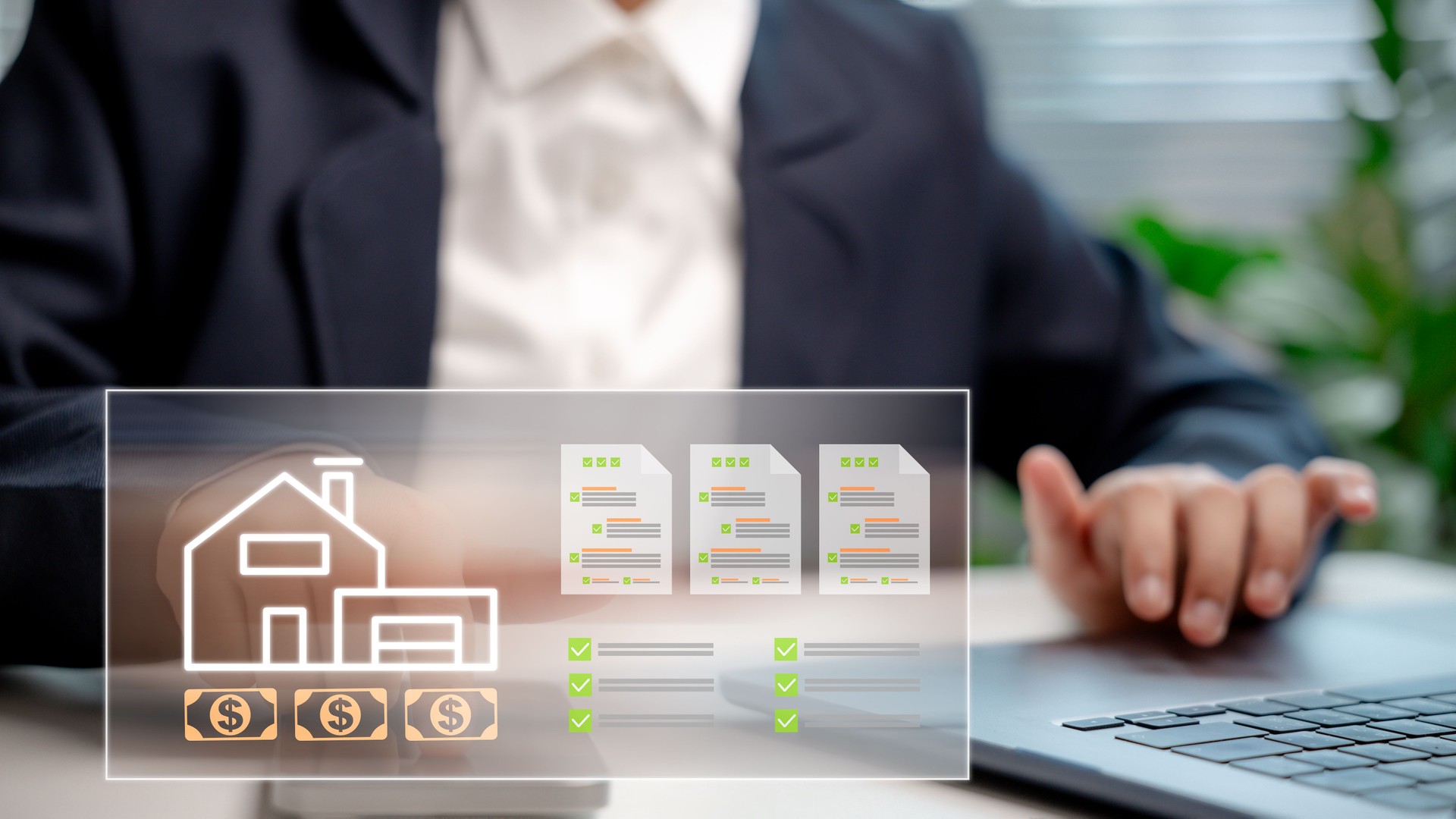 Empresário trabalhando com sistema de gestão imobiliária no laptop, mostrando ícone de casa, cifrões e listas de verificação digitais. Conceito de financiamento imobiliário, hipoteca e planejamento de investimento inteligente.